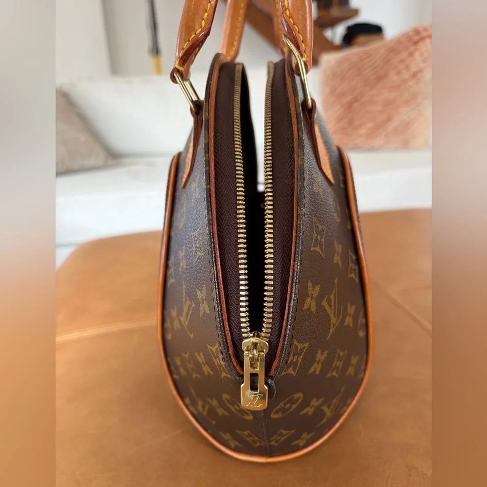 Louis Vuitton Ellipse MM Designer Handbag - Picture 4 of 5